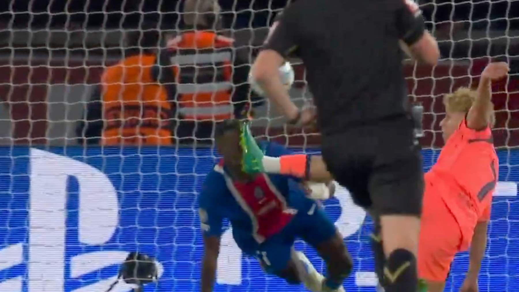 Fermín le pega una patada en la cara a Pacho en el PSG – Barcelona... ¡y no ve ni la amarilla!