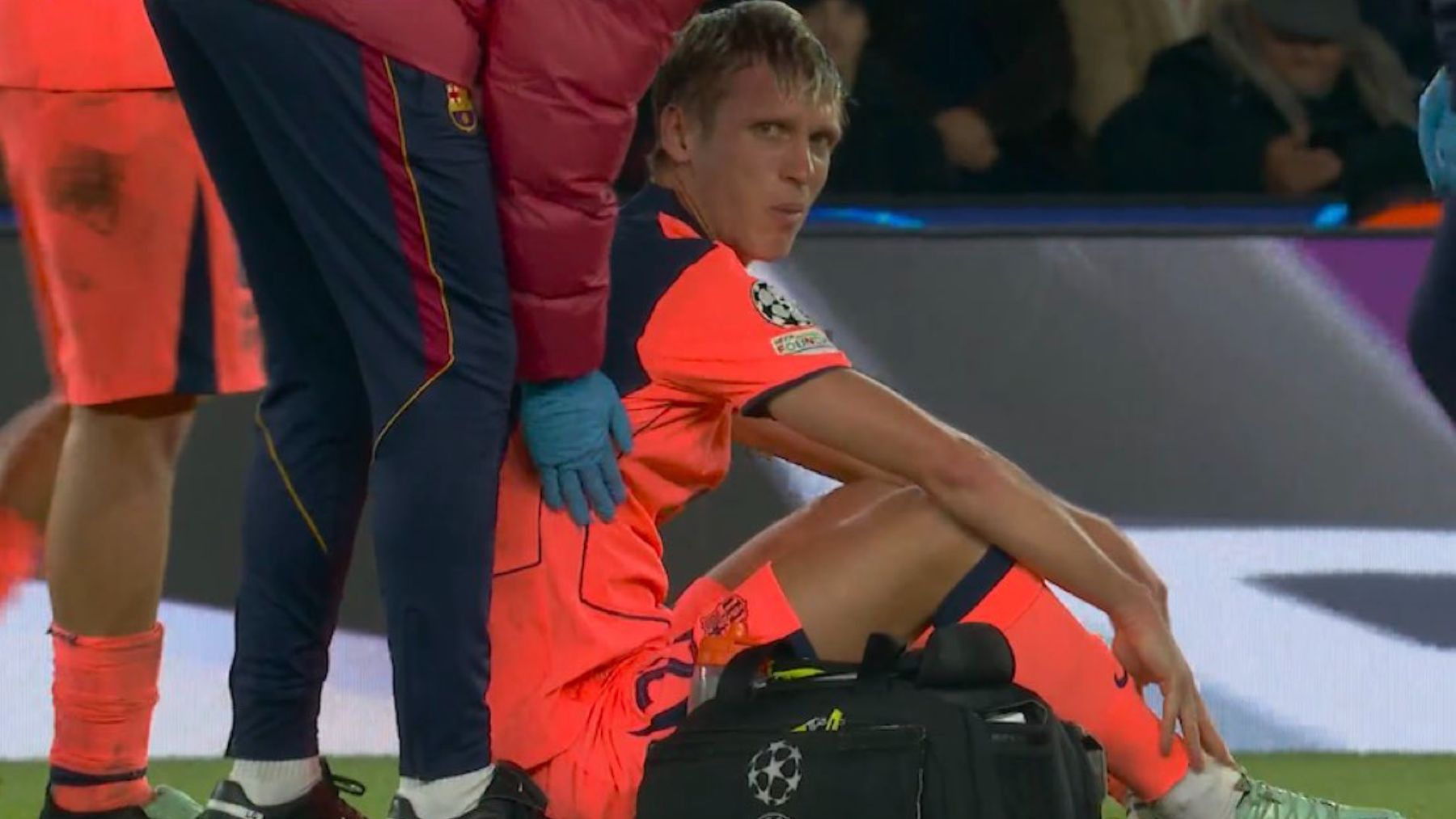 Alerta Dani Olmo: se marcha lesionado ante el PSG y a cinco días del Clásico