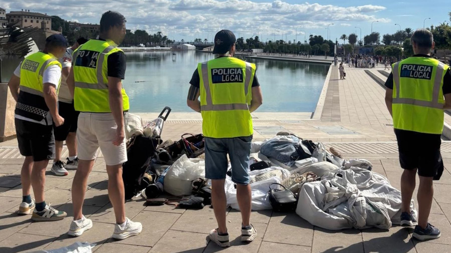 Agentes de la Policía Local en un operativo contra la venta ambulante ilegal.