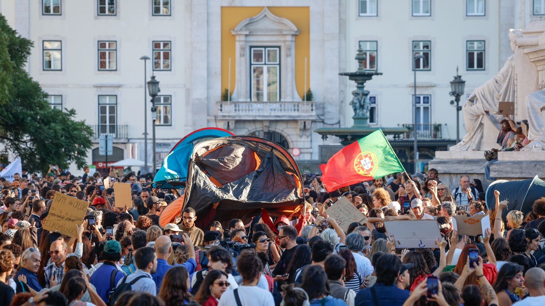 La Policía desaloja las acampadas de Lisboa y Oporto y detiene a varios manifestantes