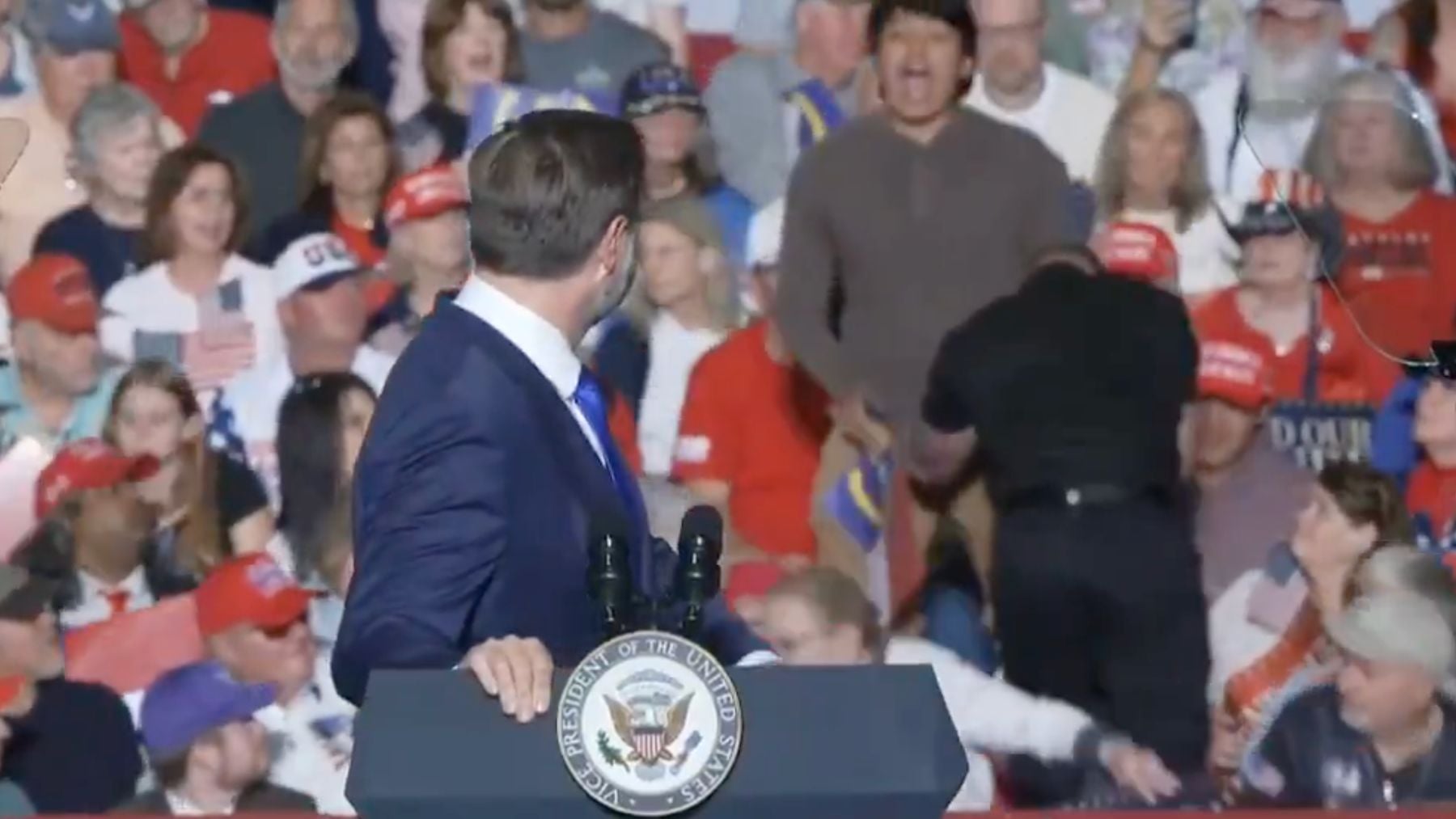 El vicepresidente de EEUU JD Vance es interrumpido por un asistente a un mitin que es desalojado