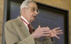 El matemático John Nash, durante su exposición en la Segunda Conferencia Internacional sobre Teoría de Juegos y Gestión, en la Universidad Estatal de San Petersburgo (Rusia), en 2008. Foto: Leon Petrosyan vía Wikimedia Commons - CC BY-SA 4.0