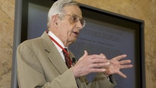 El matemático John Nash, durante su exposición en la Segunda Conferencia Internacional sobre Teoría de Juegos y Gestión, en la Universidad Estatal de San Petersburgo (Rusia), en 2008. Foto: Leon Petrosyan vía Wikimedia Commons - CC BY-SA 4.0