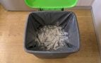 Poner bicarbonato en el fondo del cubo de la basura: para qué sirve y cada cuánto conviene cambiarlo