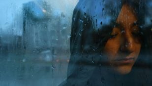 personas que se deprimen cuando llegan las lluvias