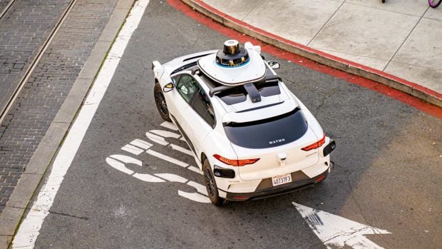 robotaxi waymo en la calle madrid