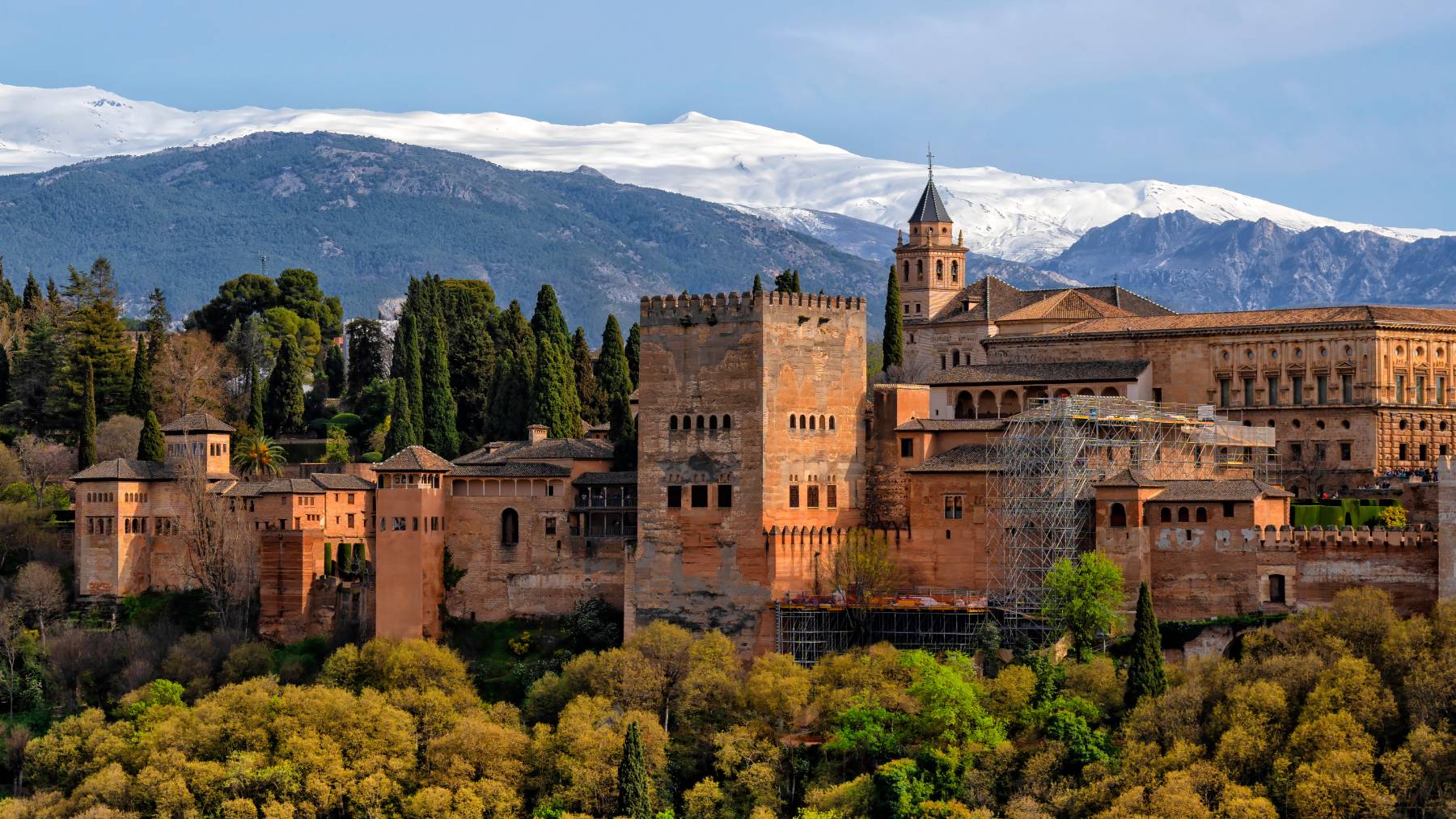 Vista de Sierra Nevada y la Alhambra, en Granada, zona en la que se desarrolló con gran éxito la técnica de las acequias de careo.