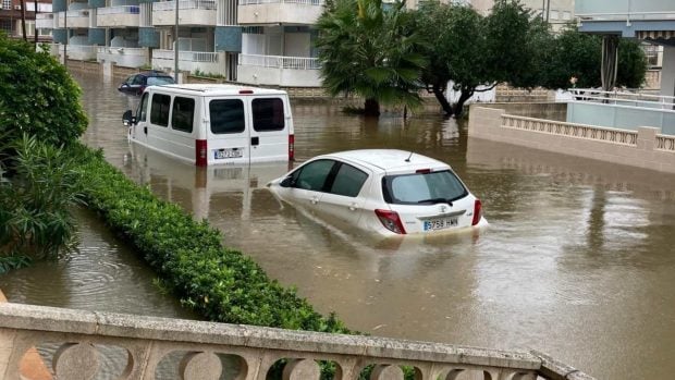 Vehículos rodeados de agua en la Comunidad Valenciana tras el paso de la DANA Adam