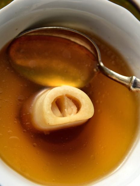 caldo de huesos jordi cruz receta