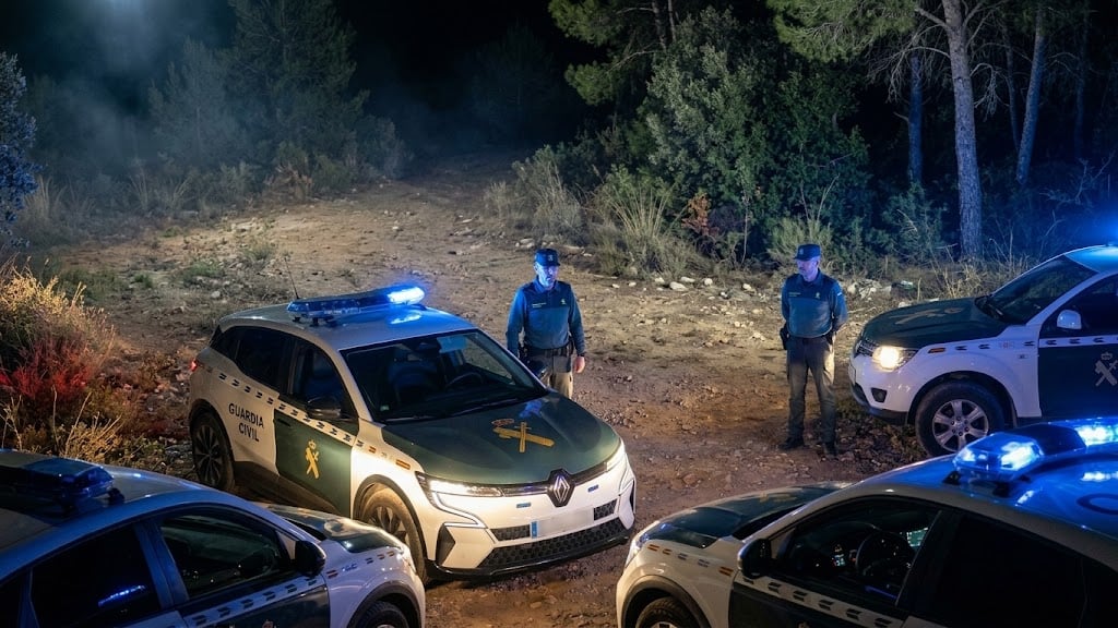 Agentes de la Guardia Civil en una zona boscosa de Mallorca.