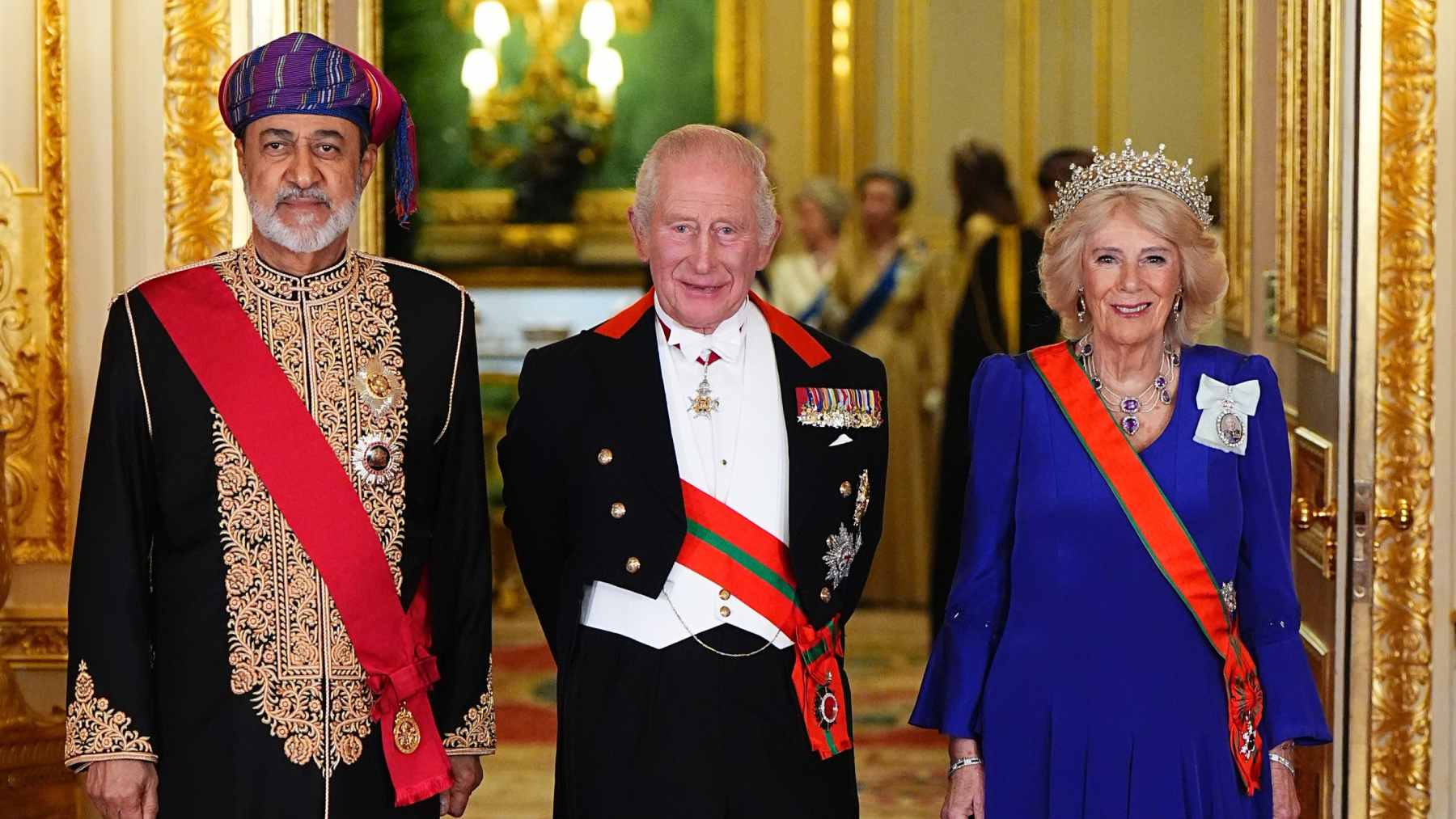 Los reyes Carlos y Camila junto al sultán de Omán. (Foto: @theroyalfamily) (1)