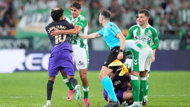 Négy mérkőzésre eltiltották a Lamine Yamal elleni tettlegességért a Betis játékosát
