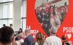 El PSOE pone a los asistentes al mitin de Sánchez en Burgos a darse besos ante las cámaras tras hacerlo él con Begoña