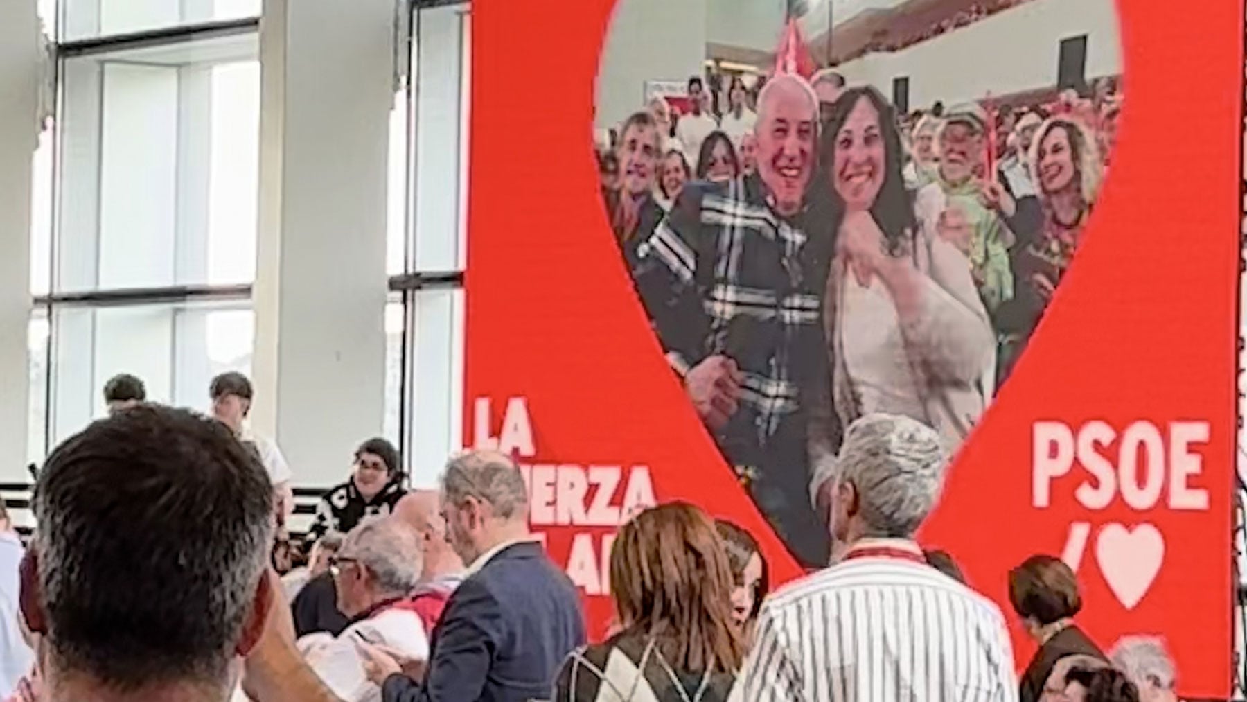 El PSOE pone a los asistentes al mitin de Sánchez en Burgos a darse besos ante las cámaras tras hacerlo él con Begoña