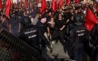 La ultraizquierda siembra el caos en La Coruña con sillazos y pedradas a la Policía para boicotear a Abascal