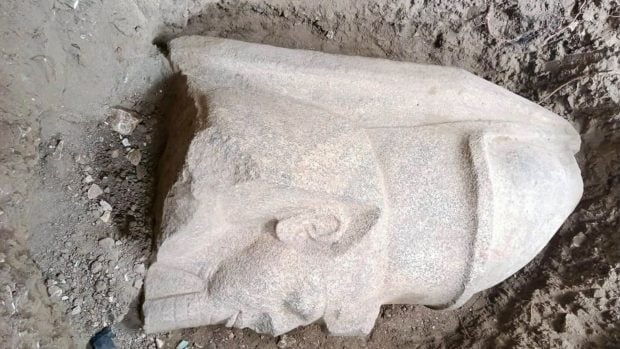 Segunda cabeza de granito con corona, también semienterrada en el pozo de excavación. Foto: Ministerio de Turismo y Antigüedades de Egipto