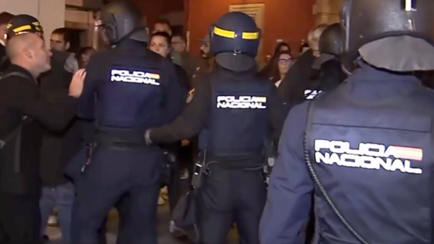 El intento de boicot contra Abascal se repite antes de su mitin en Avilés: la Policía carga contra los radicales