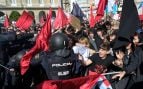 La ultraizquierda siembra el caos en La Coruña con sillazos y pedradas a la Policía para boicotear a Abascal