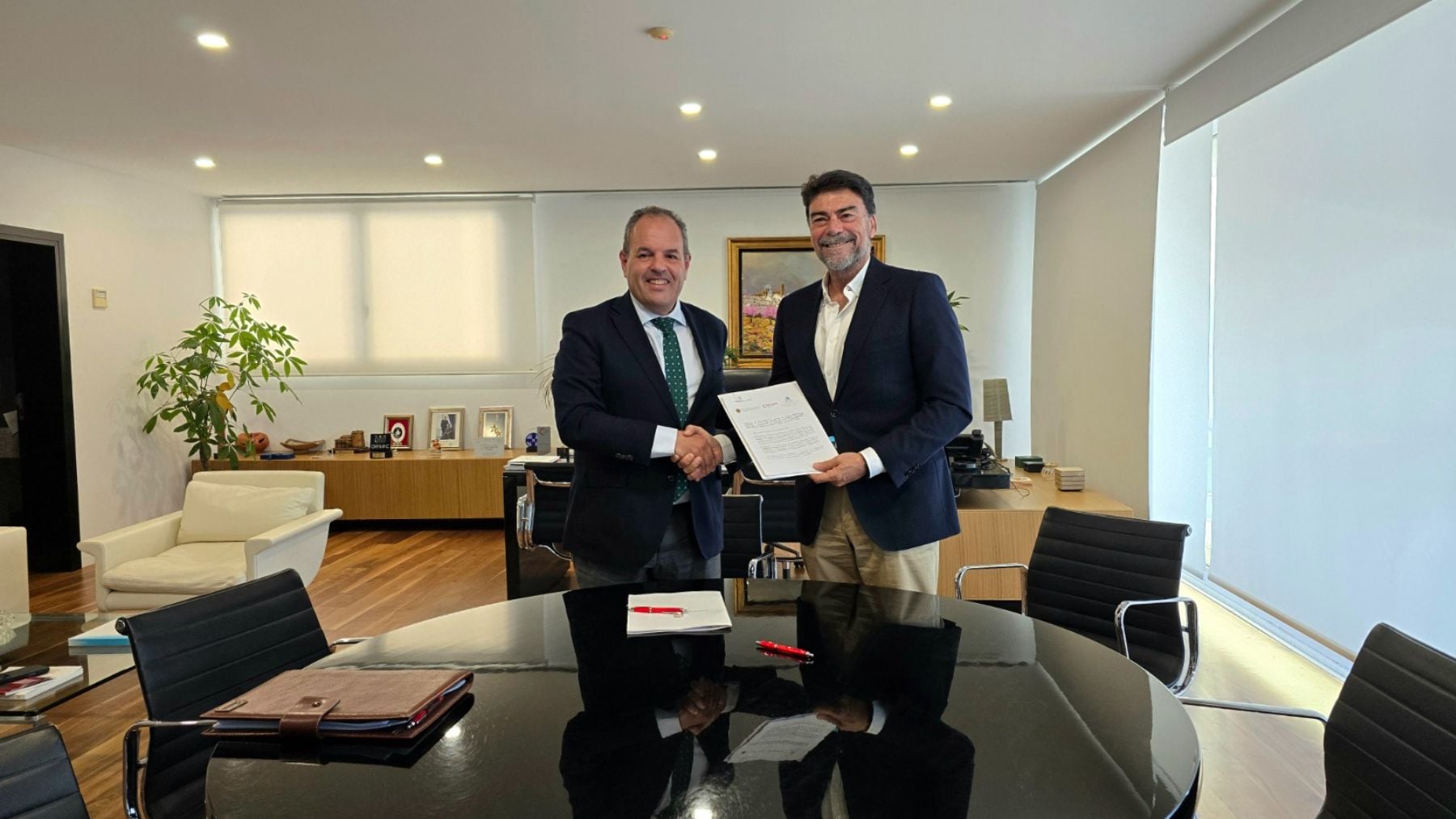 Carlos Baño y Luis Barcala, tras la firma del convenio, este miércoles, en Alicante.
