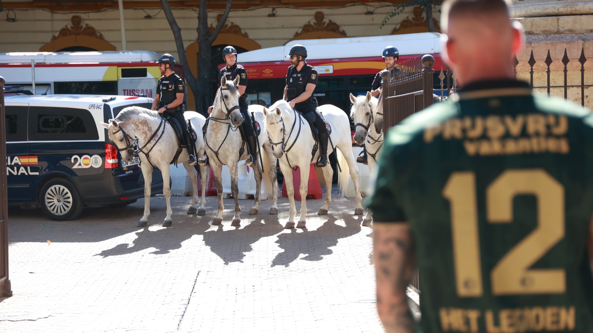Ultras del Feyenoord generan altercados en la acampada de las Setas, en Sevilla: Somos de izquierdas y vinieron un poco más agresivos