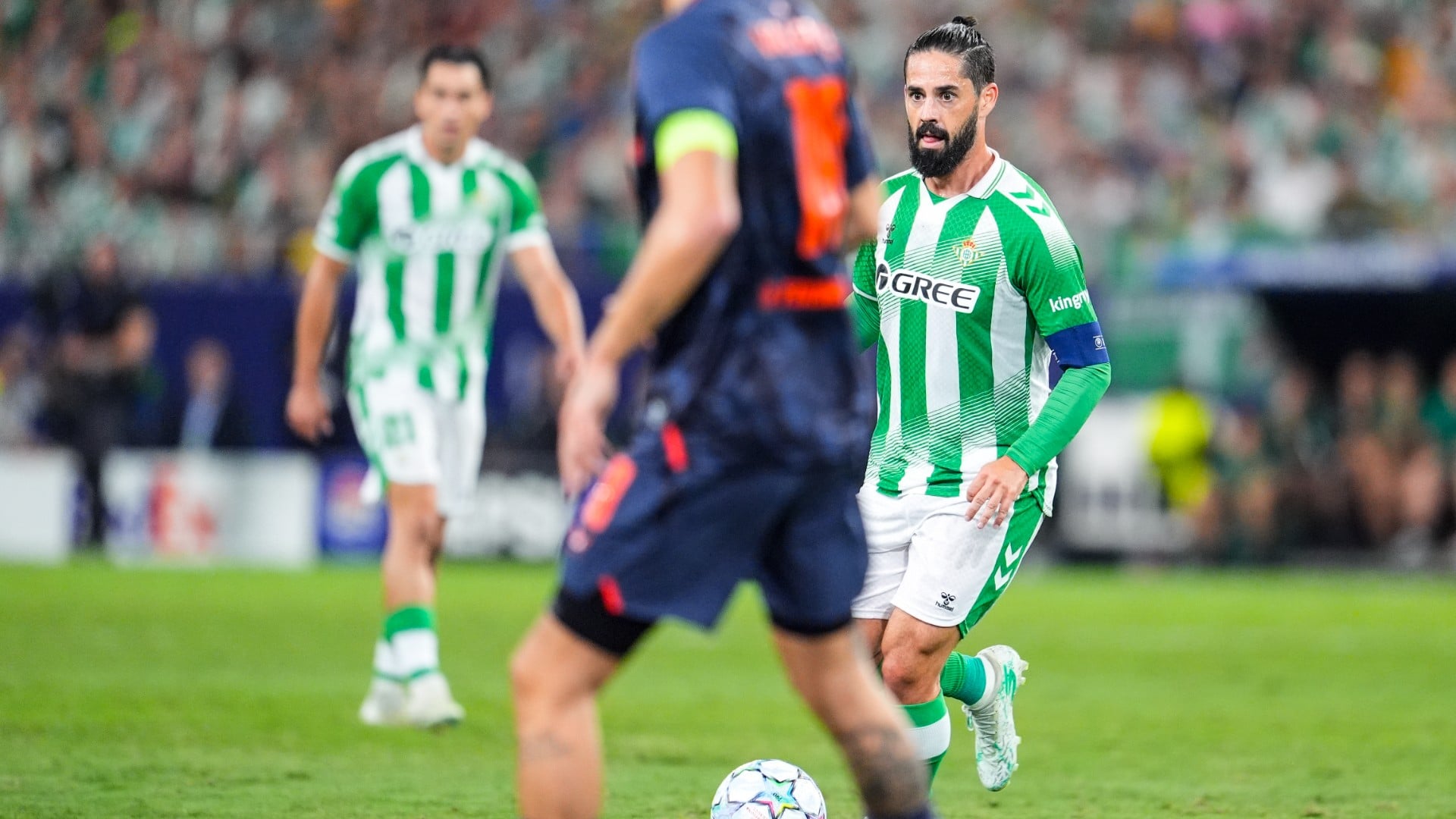 Victoria sufrida del Betis ante el Feyenoord: Isco resuelve el partido desde el punto de penalti