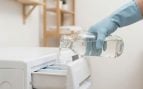 Los expertos en limpieza instan a añadir vinagre blanco a la lavadora para lavar bien las sábanas y almohadas: por qué lo piden, para qué sirve y cómo usarlo