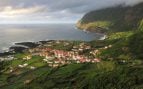 Vista del pueblo de Fajã Grande, en la isla de Flores, entre el océano Atlántico y un acantilado verde