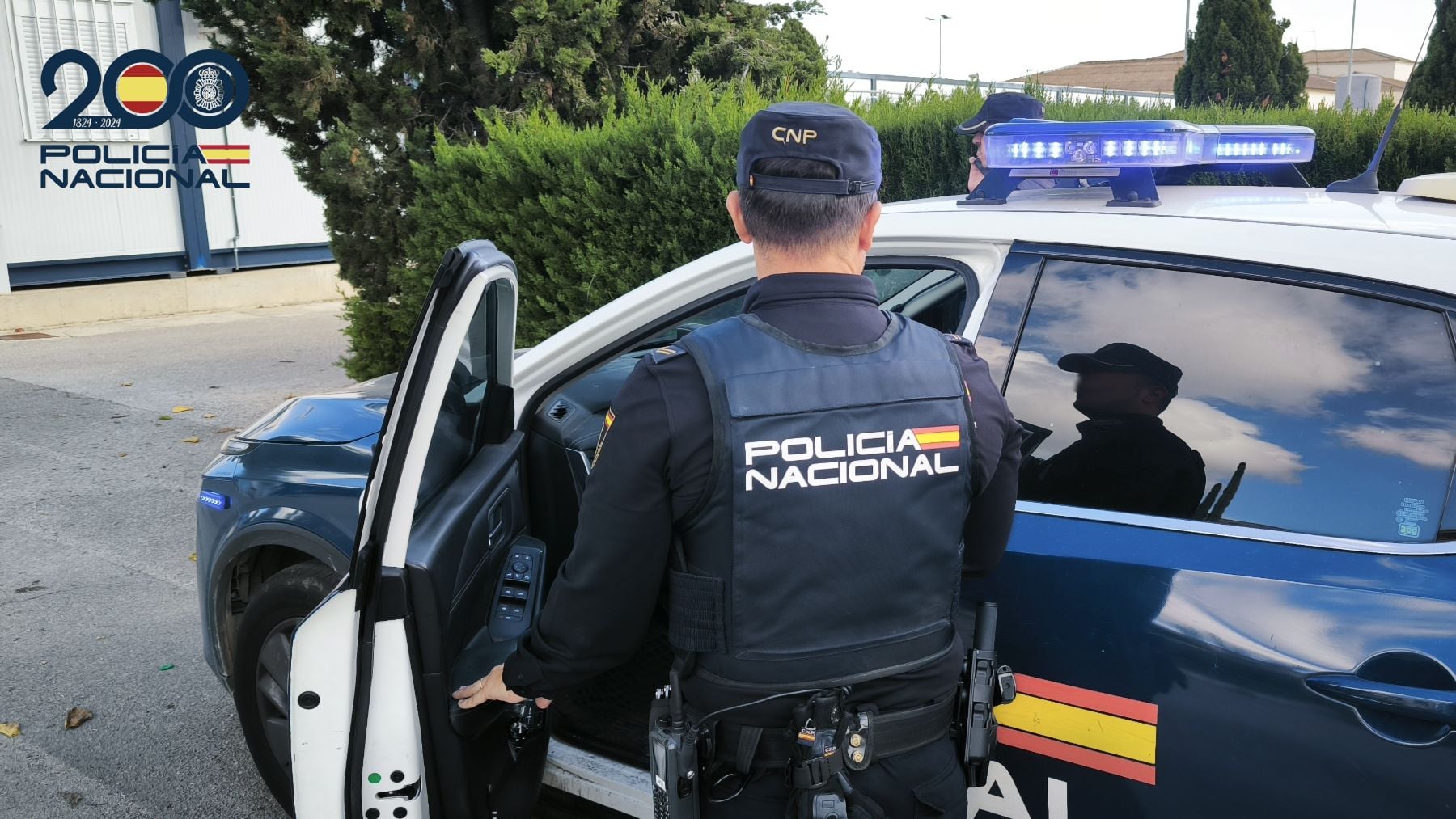 Noche de furia en Playa de Palma: dos menores violentos asaltan a tres chicas para robarles el móvil y agreden a varios policías