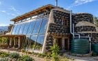 Adiós a los ladrillos y el hormigón de siempre: están construyendo casas con materiales reciclados que iban a tirar a la basura y ahora la construcción podría cambiar para siempre
