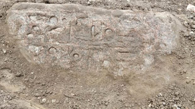 Bloque de granito con jeroglíficos tallados, hallado en la misma excavación. Foto: Ministerio de Turismo y Antigüedades de Egipto