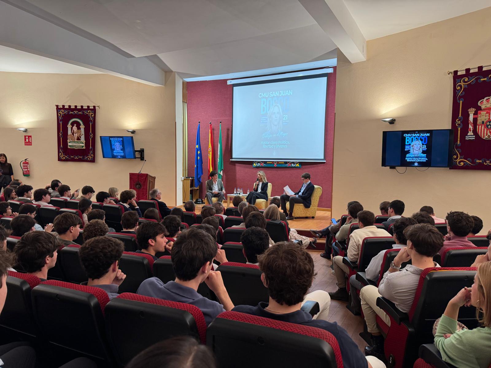 Lleno absoluto de Cayetana Álvarez de Toledo en Sevilla: El sanchismo va a recordarse como la etapa de la indecencia