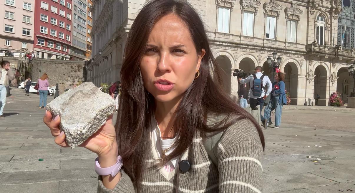 Estos son los adoquines que han lanzado los antifascistas para reventar el mitin de Vox en La Coruña