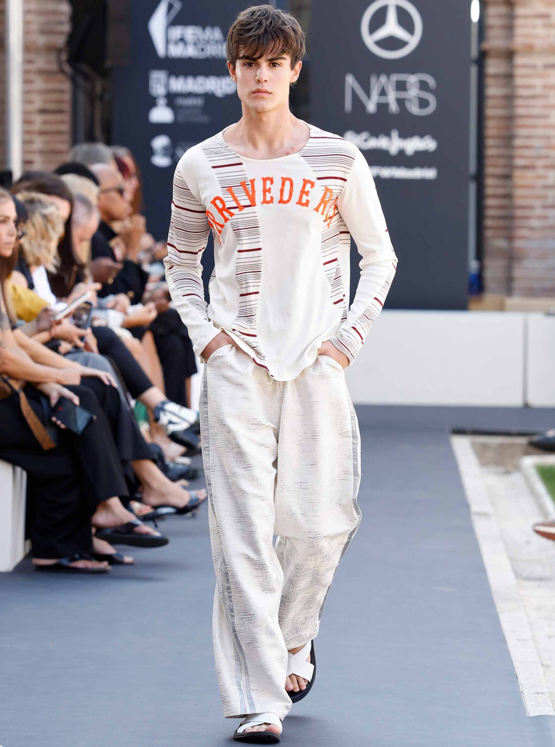 Dylan Vald&eacute;s en un desfile de moda. (Foto: @theomoda)