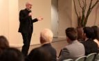 Arthur Brooks conversa con asistentes a un acto del Centro de Pensamiento Político y Liderazgo de la Universidad Estatal de Arizona en el Jardín Botánico del Desierto de Phoenix, en 2017. Foto: Gage Skidmore vía Wikimedia Commons - CC BY-SA 2.0