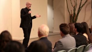 Arthur Brooks conversa con asistentes a un acto del Centro de Pensamiento Político y Liderazgo de la Universidad Estatal de Arizona en el Jardín Botánico del Desierto de Phoenix, en 2017. Foto: Gage Skidmore vía Wikimedia Commons - CC BY-SA 2.0