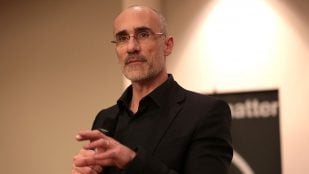 Arthur C. Brooks en un evento organizado por el Centro de Pensamiento Político y Liderazgo de la Universidad Estatal de Arizona (ASU) en el Jardín Botánico del Desierto de Phoenix, en 2017. Foto: Gage Skidmore vía Wikimedia Commons - CC BY-SA 2.0
