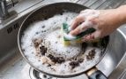 Mezclar posos de café y detergente: para qué sirve y por qué lo recomiendan los expertos para limpiar las sartenes