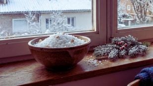 Cuencos de sal al lado de ventana invierno