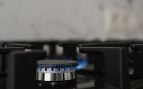 Hornalla de una cocina de gas encendida, con la llama azul del gas natural. Foto: Magnific - @ededchechine