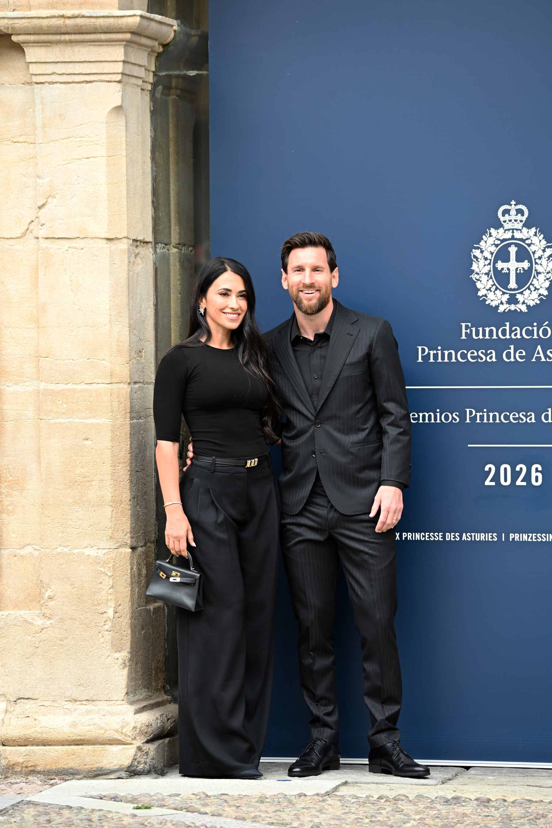 Antonela Roccuzzo y Leo Messi en Oviedo. (Foto: Europa Press)