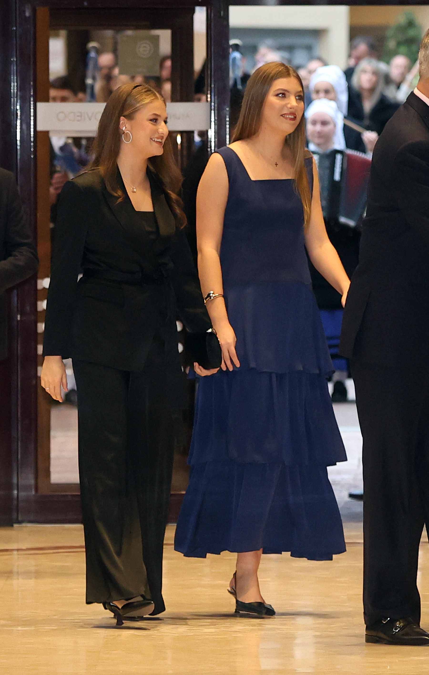 La princesa Leonor y la infanta Sofía en la antesala a los Premios Princesa de Asturias. (Foto: Europa Press)