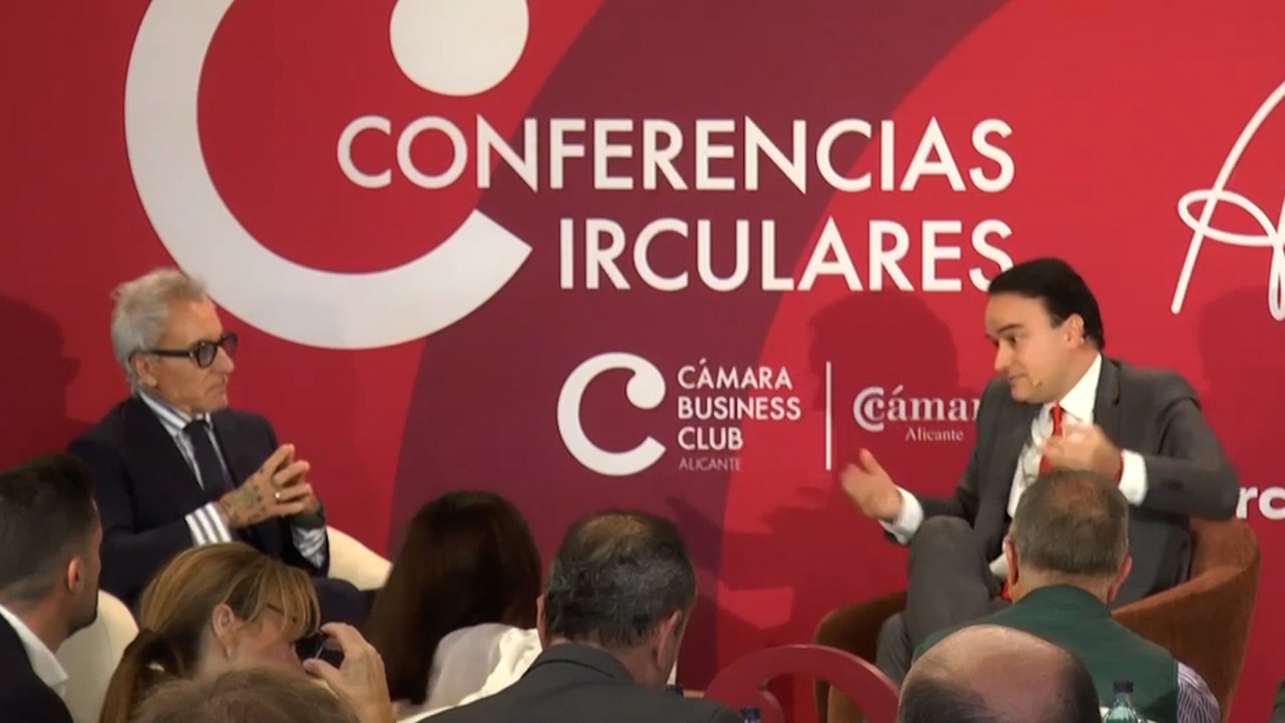 Iván Redondo huye e insulta a OKDIARIO cuando le pregunta por su