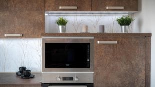 Así es el truco del calcetín para limpiar la puerta del horno incluso entre los cristales que los expertos en limpieza y las amas de casa utilizan