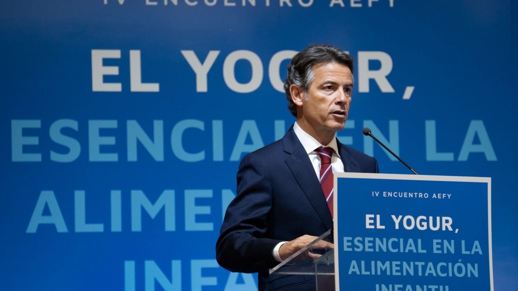 Danone mantiene su ofensiva contra la patronal del yogur y amenaza con acudir a Competencia