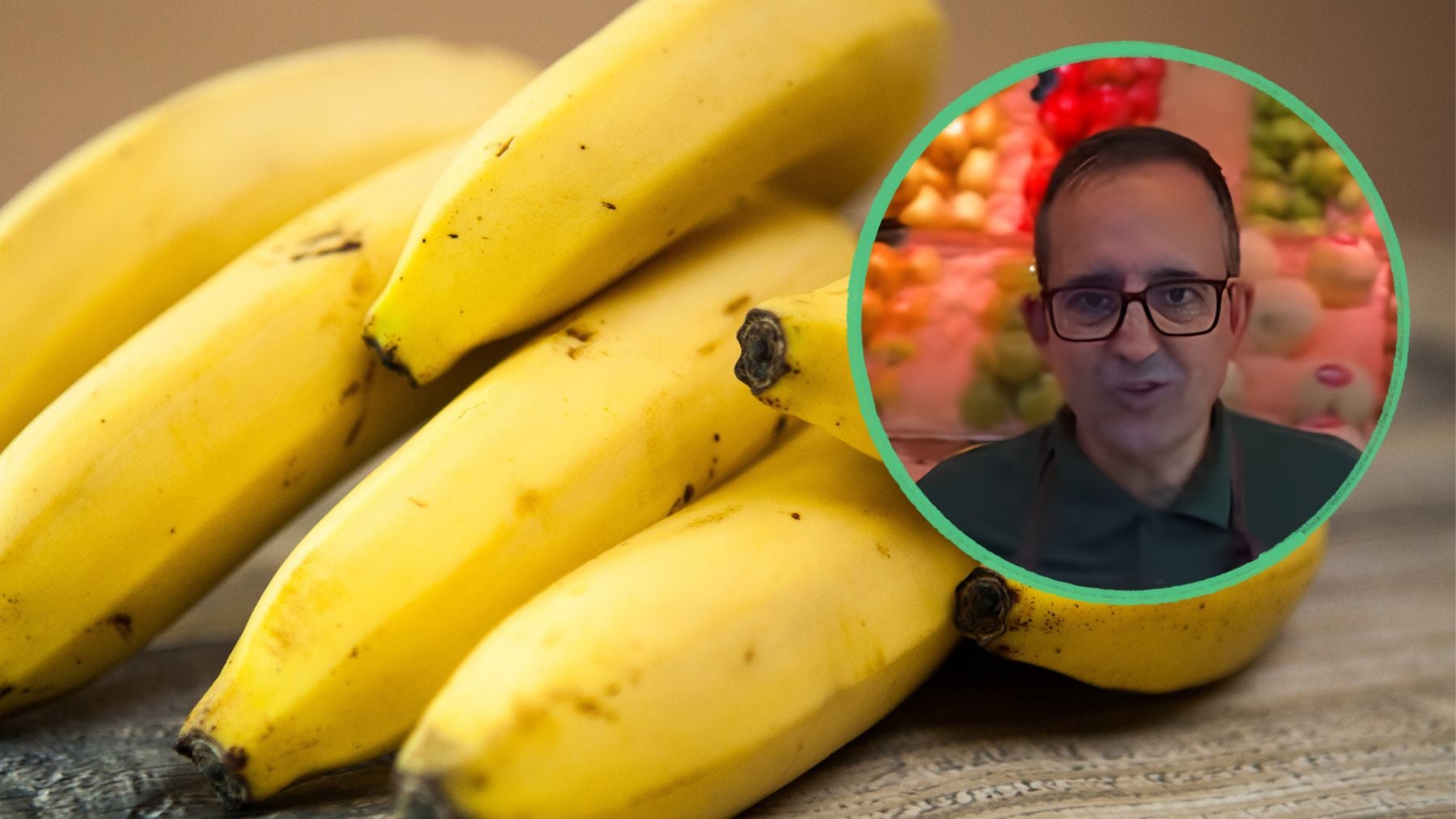 José Luis, frutero, sobre cómo conservar los plátanos: Contamos con un táper o un recipiente donde le vamos a poner un papel absorbente
