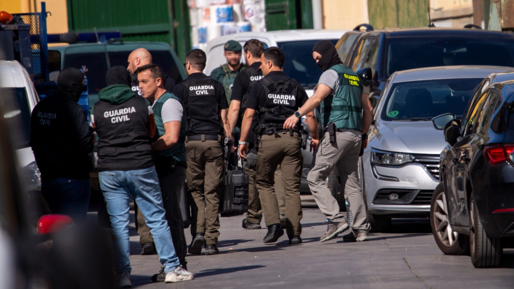 La Guardia Civil registra una ONG en Ceuta por repartir armas blancas a los invasores para atacar a la Policía