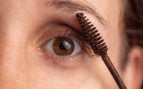 Las maquilladoras expertas coinciden: para frenar la caída del pelo de cejas y pestañas a partir de los 40 lo mejor son las 