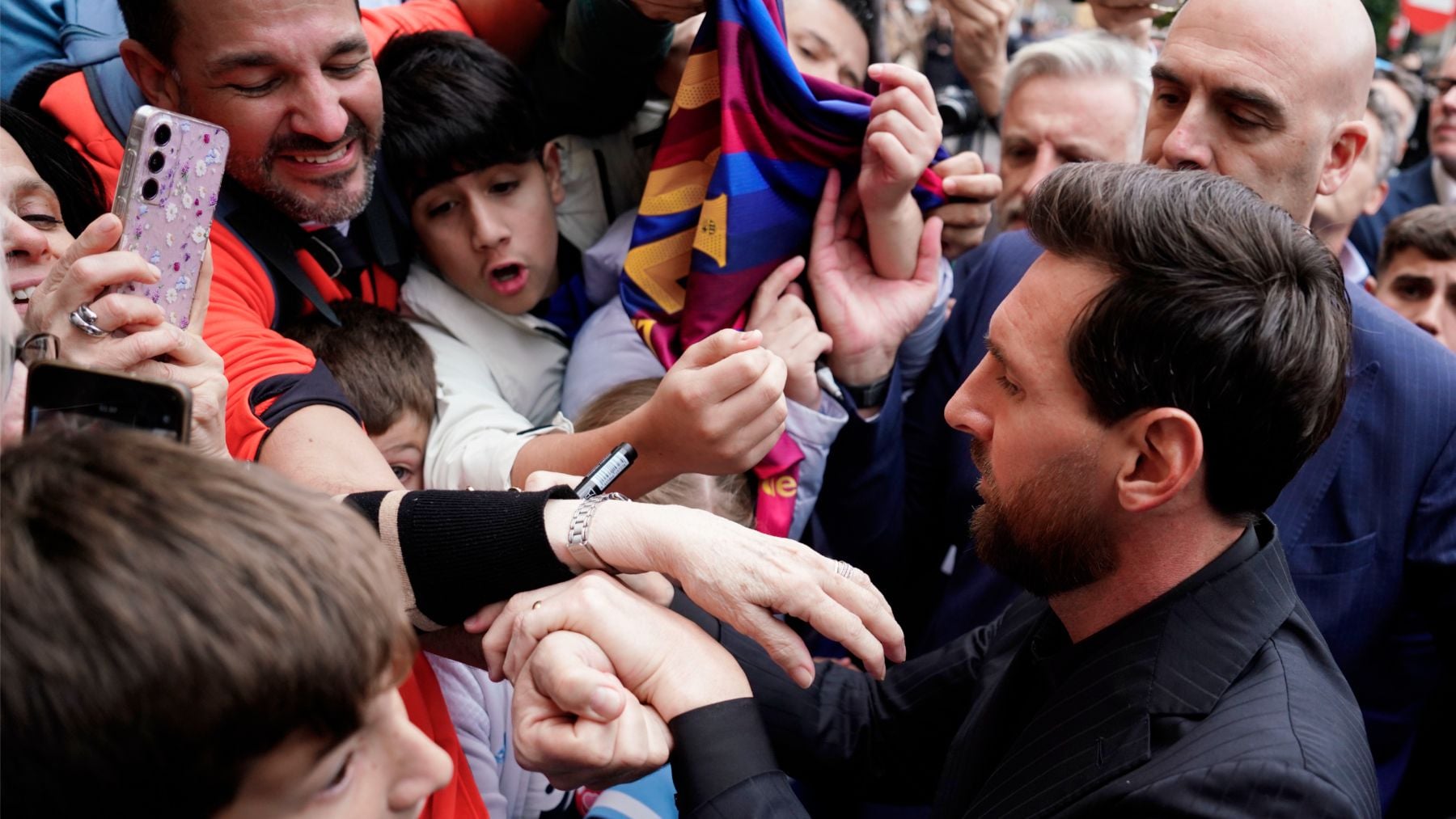 Locura total con Messi en Oviedo: recibimiento multitudinario a su llegada