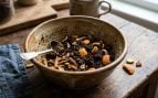 Posos de café y cáscaras de naranja