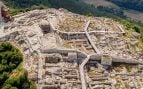 Vista aérea de las ruinas del complejo arqueológico de Perperikón, en lo alto de un cerro rocoso rodeado de bosque, cerca de Kardzhali (Bulgaria). Foto: Ministerio de Turismo de Bulgaria